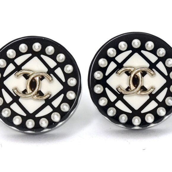 CHANEL CC Logos Pearl Black Round Stud Earrings Gold Tone D19C Auth w/Box n1144